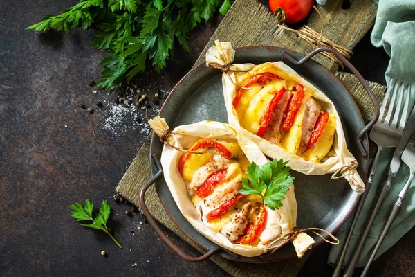 Gezond Voedzaam Voedsel Turkije Gebakken Met Tomaten Kaas Een Stenen — Stockfoto