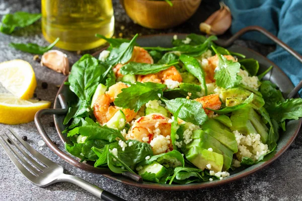 Comida Saludable Preparando Cena Cerca Ensalada Cuscús Con Rúcula Aguacate — Foto de Stock