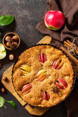 Elma pişirme mevsimi. Fındıklı elmalı turta ve ahşap bir masada tarçın. En üstteki düz yerde. Metnin için boş yer.