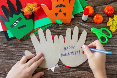 Talimatlar, 14. adım. Ahşap masada Cadılar Bayramı kartı. Çocukların yaratıcılık projesi, el işleri, çocuklar için el işleri.