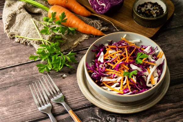 Insalata Cole Slaw Insalata Cavolo Autunno Una Boccia Tavolo Rustico — Foto Stock