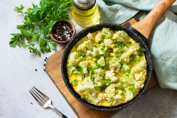 Zdrowe Śniadanie Lub Dietetyczny Lunch Omlet Jajeczny Kalafiorem Żeliwnej Patelni — Zdjęcie stockowe