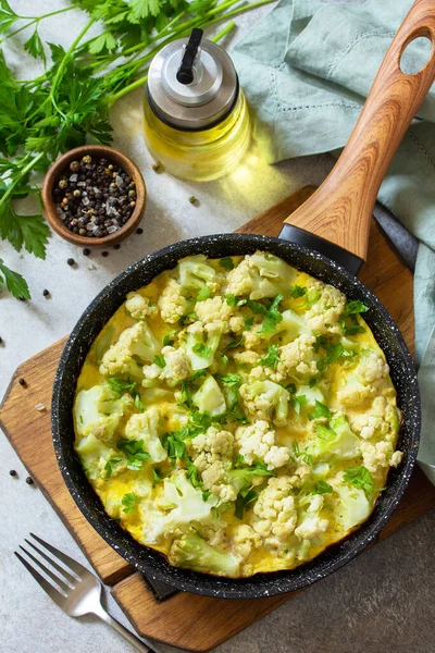 Zdrowe Śniadanie Lub Dietetyczny Lunch Omlet Jajeczny Kalafiorem Żeliwnej Patelni — Zdjęcie stockowe