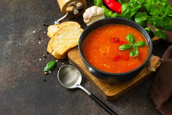 健康的食物 番茄汤或番茄酱放在黑暗的石头或石板桌子上 复制空间 — 图库照片