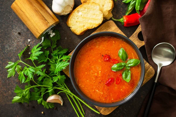 健康的食物 番茄汤或番茄酱放在黑暗的石头或石板桌子上 平面放置顶部视图 — 图库照片