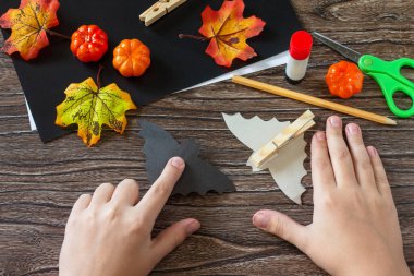 Talimatlar, beşinci adım. Ahşap bir masada sopayla Cadılar Bayramı dekoru ahşap mandal. Çocuklar için yaratıcılık projesi, el işleri, çocuklar için el işleri..
