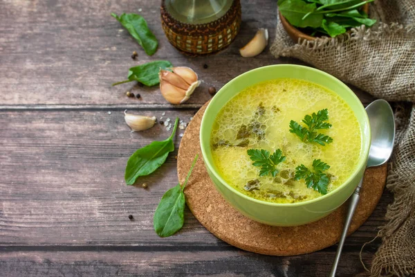 Spinatsuppe Mit Sahne Auf Einem Rustikalen Holztisch Kopierraum — Stockfoto