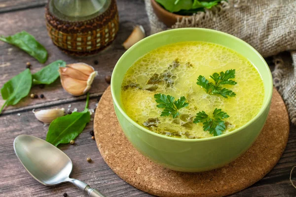 Zuppa Spinaci Con Crema Tavolo Legno Rustico — Foto Stock