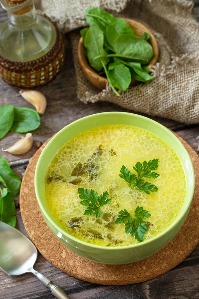 Sopa Espinacas Con Crema Sobre Una Mesa Rústica Madera — Foto de Stock