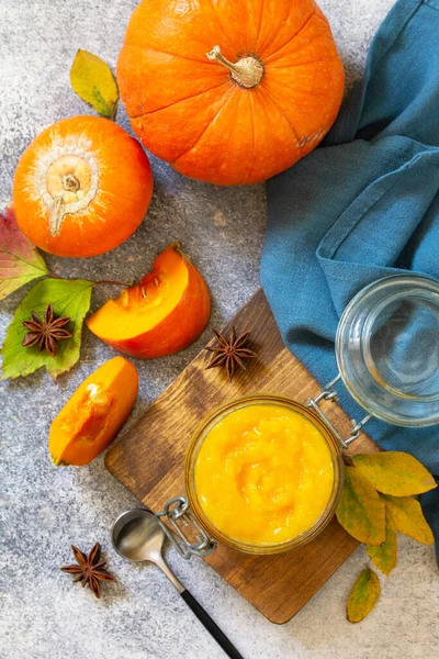 Jesienne Dyniowe Posiłki Święto Dziękczynienia Pumpkin Puree Łupkowym Tle Widok — Zdjęcie stockowe