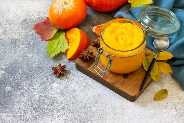 Autumn pumpkin meals for thanksgiving day. Pumpkin Puree on a slate background. Copy space. — Stock Image Autumn Pumpkin Meals Thanksgiving Day Pumpkin Puree Slate Background Copy Stock Picture