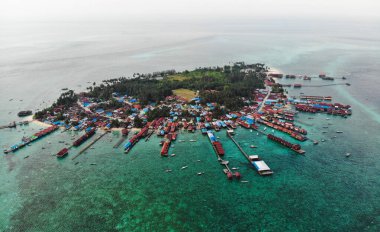 Doğu Kalimantan, Endonezya 'daki Derawan adasının panoramik fotoğrafı.