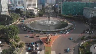 Selamat Datang anıtının hava görüntüsü klibi yavaşça ileriye doğru uçuyor ya da 4k çözünürlükte kaydedilen Jakarta anıtına hoşgeldiniz..