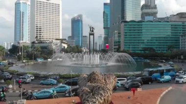 Selamat Datang anıtı ya da Jakarta anıtının hava görüntüsü klibi 4k çözünürlükte kaydedildi..