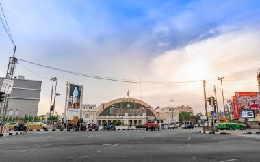 Bangkok, Tayland-Mayıs 13, 2018: Bangkok Grand Central Terminal tren istasyonu, Tayland, Street açık günbatımı zaman, bir mimari anıtların'da Kral Rama 5 Hua Lamphong tren istasyonu adıdır