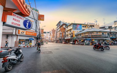 Chinatown, Bangkok Tayland - 12 Mayıs 2018: gün batımı Yaowarat road, Bangkok Chinatown veya Yaowarat Mahallesi'nde ana caddesinin Çin sanat ve Bangkok, Tayland binalarda ünlü dönüm noktası biridir.