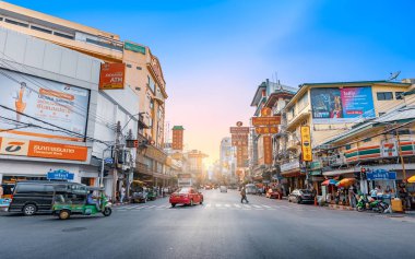 Chinatown, Bangkok Tayland - 12 Mayıs 2018: gün batımı Yaowarat road, Bangkok Chinatown veya Yaowarat Mahallesi'nde ana caddesinin Çin sanat ve Bangkok, Tayland binalarda ünlü dönüm noktası biridir.