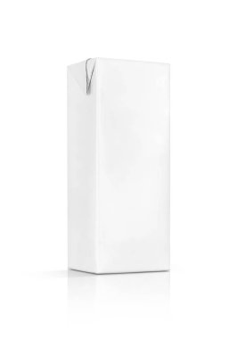 izole kırpma yoluyla süt içecek ürün tasarımı için hazır beyaz arka plan üzerinde boş ambalaj beyaz süt kutusu