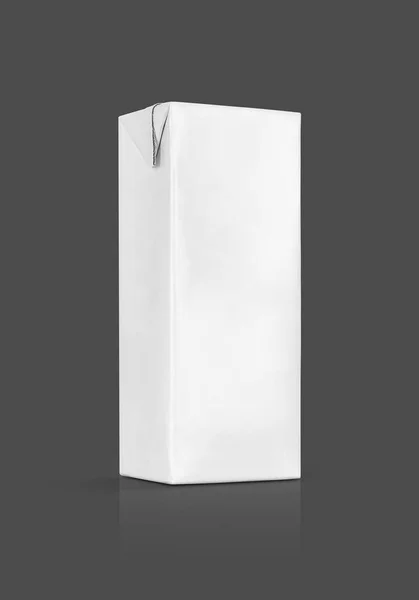 クリッピング パス牛乳飲料製品設計の準備と灰色の背景に分離された空白包装ホワイト ミルク ボックス — ストック写真