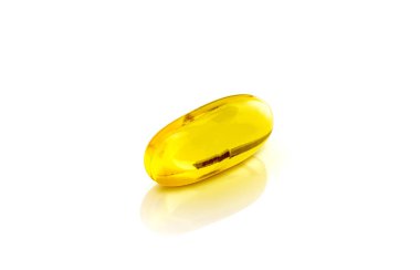 Balık yağı yumuşak jel ek kapsül kaynağı omega ve beyaz arka plan üzerinde izole vitaminler