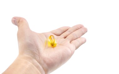 Balık yağı yumuşak jel ek kapsül omega ve kaynak vitamin beyaz arka plan üzerinde izole tutmak el
