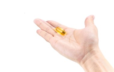 Balık yağı yumuşak jel ek kapsül omega ve kaynak vitamin beyaz arka plan üzerinde izole tutmak el