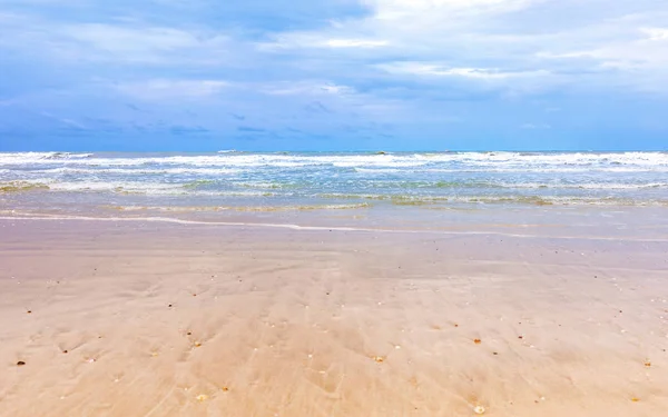 Bela Praia Limpeza Com Céu Azul Nublado Ondas Verão Tempo — Fotografia de Stock