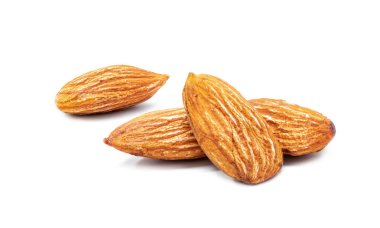 kavrulmuş badem tohumu yüksek protein sağlıklı doğal gıda beyaz arka planda izole