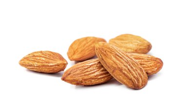 kavrulmuş badem tohumu yüksek protein sağlıklı doğal gıda beyaz arka planda izole