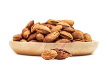 kavrulmuş badem tohumu yüksek protein sağlıklı doğal gıda Ahşap plaka beyaz arka planda izole