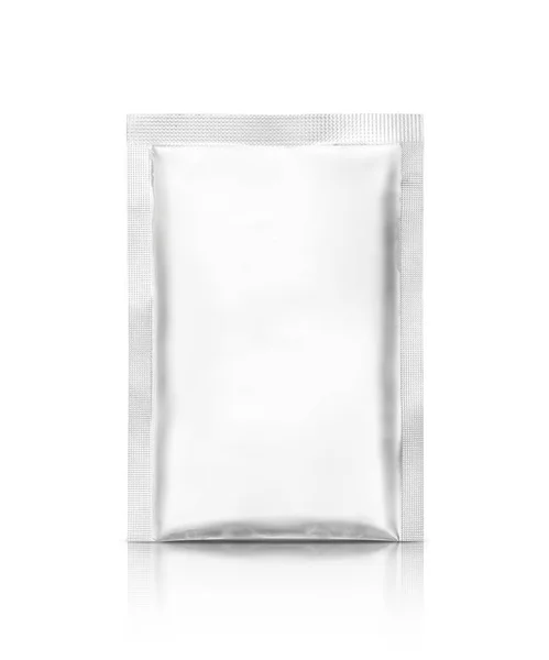 クリッピング パスの製品設計の準備で白い背景に分離された空白包装箔袋 — ストック写真