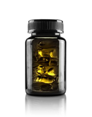 İzole kırpma yoluyla ek sağlıklı ürün tasarımı için hazır beyaz arka plan üzerinde boş ambalaj siyah şeffaf cam şişe