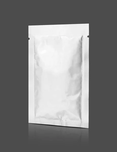 Imballaggio Bianco Bustina Snack Foglio Alluminio Isolato Sfondo Grigio Con — Foto Stock
