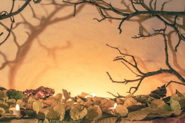 Korkunç korku arka plan ile Kuru dal ve yaprak halloween geceler kavramı için sıcak sesi renkte dekore edilmiştir