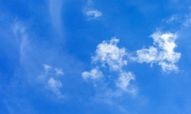 Parlak mavi gökyüzü arka plan ile bulutlu