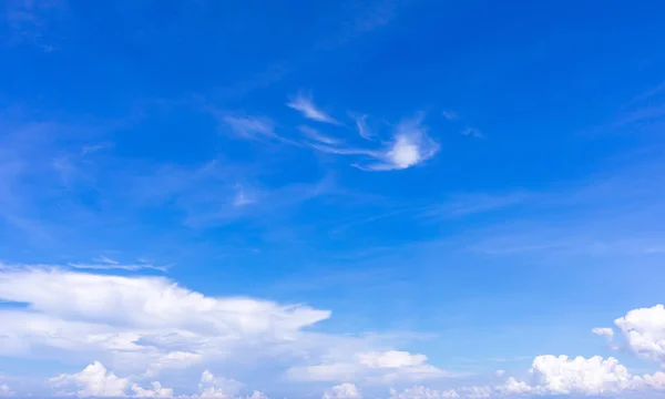 Achtergrond Van Heldere Blauwe Hemel Met Bewolkt — Stockfoto