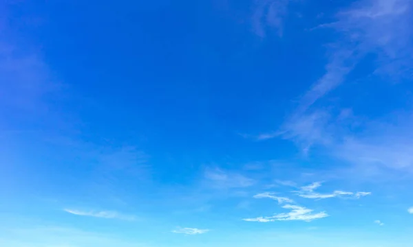 Achtergrond Van Heldere Blauwe Hemel Met Bewolkt — Stockfoto