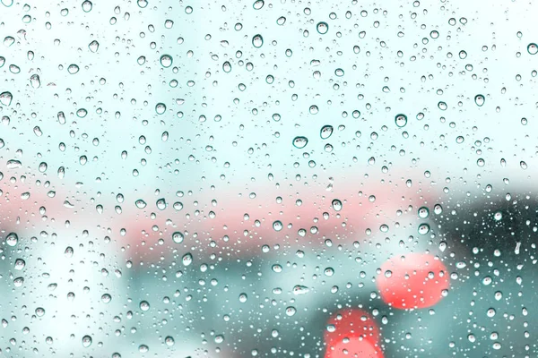 梅雨でガラス窓に水滴の後車のフロント ガラスに雨粒します — ストック写真