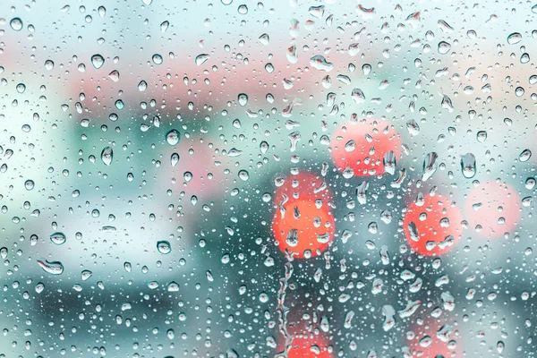 梅雨でガラス窓に水滴の後車のフロント ガラスに雨粒します — ストック写真