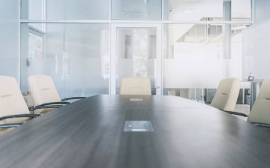 seçici odak işyerinde, ahşap masa ve sandalye ile Toplantı veya seminer odası modern iç