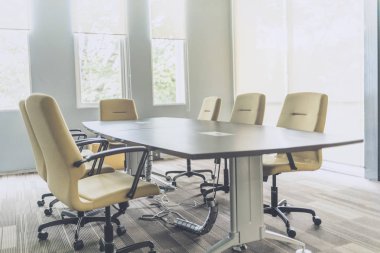 seçici odak işyerinde, ahşap masa ve sandalye ile Toplantı veya seminer odası modern iç