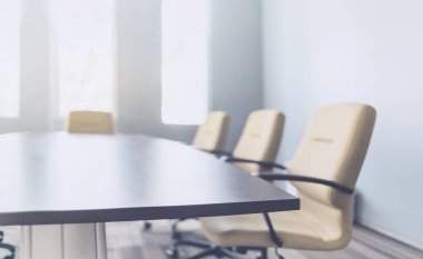 modern iç ofis koltuğu ve seçici odak içinde işyerinde ahşap masa ile Toplantı veya seminer odası