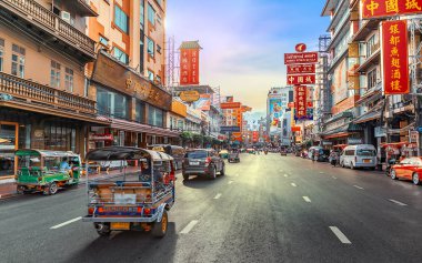China Town, Bangkok Tayland - 12 Mayıs 2018: Sunset Tuk Tuk taksi ile Yaowarat road, Yaowarat Çin sanatları ve binaların Bangkok ünlü dönüm noktası biridir