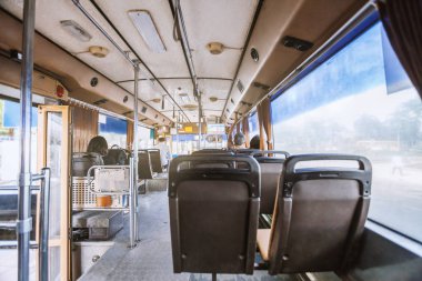 seçici odak otobüs, görünümü arka koltukta oturan insanlar içinde. Yaz vibe Bangkok Tayland kamu toplu ulaşım