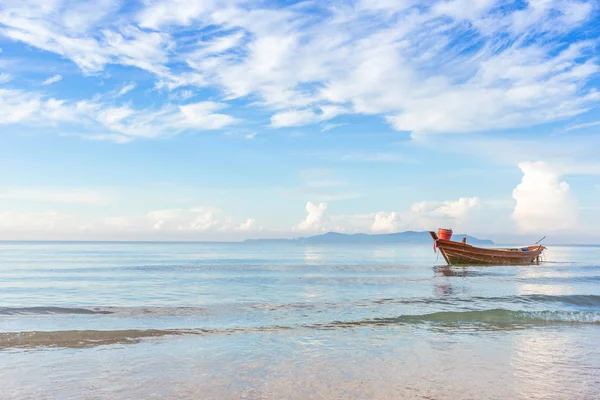 Hermosa Playa Por Mañana Amanecer Cielo Azul Nublado Con Barco —  Fotos de Stock