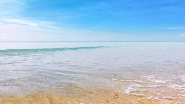 Rahatlatıcı Tatil Zaman Dalgalı Tranparent Temiz Parlak Mavi Gökyüzü Ile — Stok fotoğraf