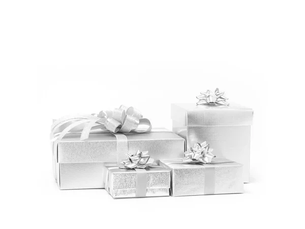 Kutlama Gümüş Hediyelik kutular kurdele çiçek dekorasyon için yay — Stok fotoğraf