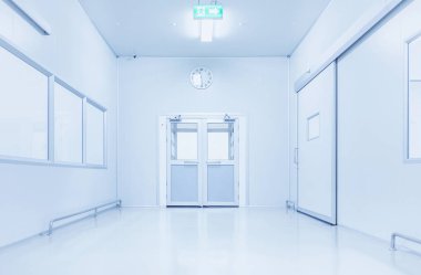 bilim laboratuvarı veya endüstri fabrika arka plan ağ geçidi ve parlak flüoresan ışık ile modern iç