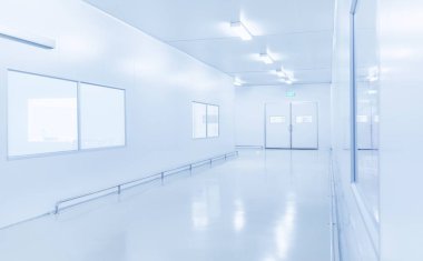 bilim laboratuvarı veya endüstri fabrika arka plan ağ geçidi ve parlak flüoresan ışık ile modern iç