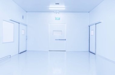 Acil çıkış kapısının bilim laboratuvarı veya endüstri fabrika arka plan parlak flüoresan ışık ile